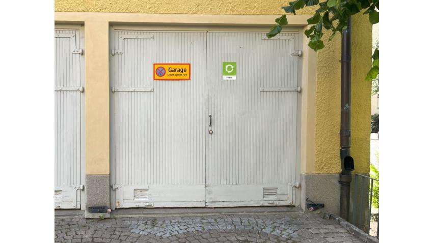 Dörren till källsorteringsrummet är märkt med en grön skylt med symbolen för återvinning.